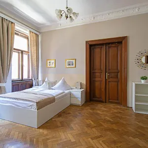 Apartment For Celebrations Spacious 3bdr With Balcony, Prague